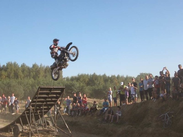 Podczas II Pikniku Motocrossowego w Dobromilu pokaz Bartosza Ogłazy kibice podziwiali z zapartym tchem.