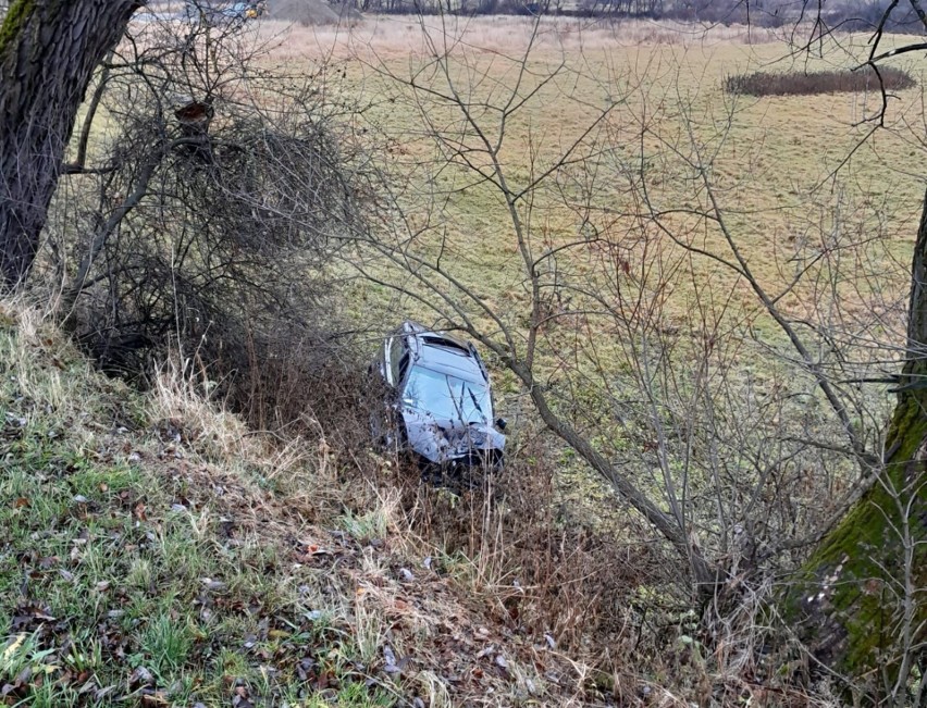 Wypadek w Birczy. Kierująca BMW zjechała z drogi i uderzyła w drzewo. Pogotowie ratunkowe zabrało kobietę do szpitala [ZDJĘCIA]