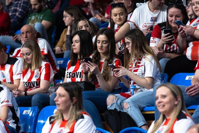 Kibice w Rzeszowie znów poczuli dreszczyk emocji podczas meczu Asseco Resovia - ZAKSA Kędzierzyn-Koźle.RELACJA Z MECZU ASSECO RESOVIA - ZAKSA KĘDZIERZYN-KOŹLE