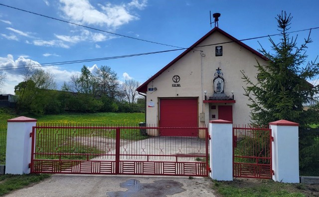 Zakres prac budowlanych obejmował poprawę słupków murowanych przy bramach oraz posadowienie nowego, na długości około 120 metrów bieżących, ogrodzenia z paneli na podmurówce betonowej.