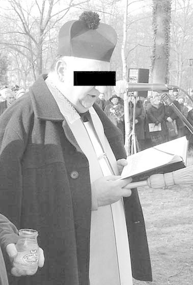 Ksiądz Bolesław J., podejrzany o wyłudzenie ok. 700 tys. zł dotacji z Agencji Rynku Rolnego, poprosił biskupa o urlop zdrowotny. Zamieszka teraz w Gąskach, w ośrodku religijno-wypoczynkowym, którego jest właścicielem.