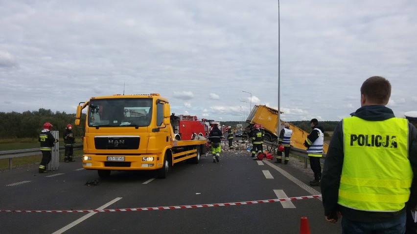 Wypadek ciężarówki i samochodu osobowego przy Plejadzie w...