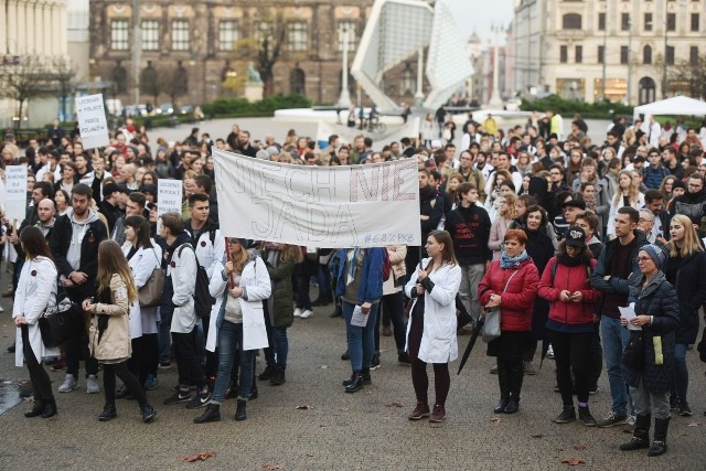 Studenci medycyny zorganizowali w środę manifestację na placu Wolności