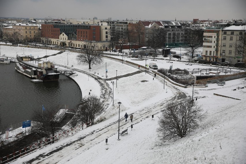 Kraków. Atak zimy: intensywne opady śniegu i ulice pokryte białym puchem. Utrudnienia w komunikacji [ZDJĘCIA]