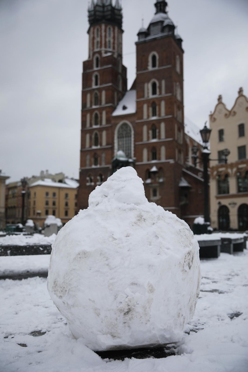 Kraków. Atak zimy: intensywne opady śniegu i ulice pokryte białym puchem. Utrudnienia w komunikacji [ZDJĘCIA]