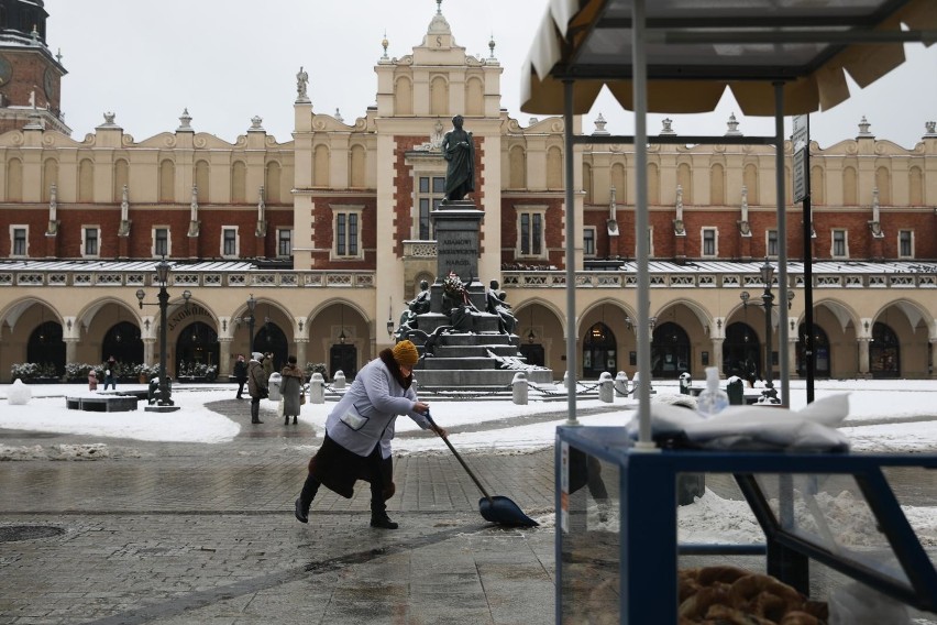 W Krakowie intensywnie pada śnieg