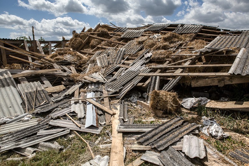 Burze na Podlasiu. Nawałnice zniszczyły domy. Kilka tysięcy mieszkańców bez prądu (zdjęcia, wideo)
