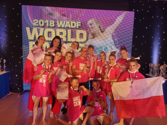 Tancerze ze Szkoły Tańca Dance Crew z Bydgoszczy udanie zadebiutowali w mistrzostwach świata w czeskim Libercu. Zdobyli tam aż 13 medali, w tym osiem złotych!WADF World Dance Championship w Libercu to jedna z największych i najbardziej prestiżowych imprez tanecznych na świecie. W tym roku wzięło w niej udział aż 20 tys. uczestników, m.in., z Niemiec, Francji, Finlandii, Ukrainy, Łotwy, czy Kazachstanu.- Występy odbywały się w  hotelu Babylon - mówi Sławomir Kosicki, właściciel Szkoły Tańca Dance Crew z Bydgoszczy. - Tylko w dwóch dniach, w których my startowaliśmy, na parkiecie zaprezentowało się aż dwa tysiące tancerzy. Konkurencja była naprawdę mocna. Najliczniej obsadzone były kategorie disco solo i disco duet. Rywalizacja zaczynała się od półfinałów. W tej pierwszej kategorii walczyło ponad 20 solistów,  w drugiej - 20 duetów, a tylko szóstka awansowała do finałów. Tym bardziej cieszymy się, że aż 13 razy stawaliśmy na podium. Nasi tancerze zaprezentowali się w formacjach disco show i disco dance, duetach disco, trio disco i disco solo.Bydgoszczanie, trenujący pod okiem tancerki Małgorzaty Kosickiej, będącej zarazem choreografem, sięgnęli aż po 8 złotych medali, 3 srebrne i 2 brązowe.