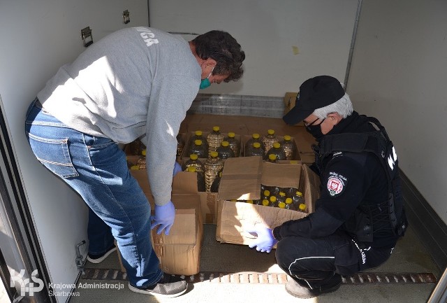Kujawsko-pomorska Krajowa Administracja Skarbowa przekazała 500 litrów skonfiskowanego alkoholu dla szpitala i DPS w regionie. Spirytus pochodzący z nielegalnego obrotu zostanie wykorzystany na potrzeby dezynfekcji przy walce z koronawirusem.
