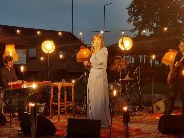 Joanna Aleksandrowicz podczas koncertu we Włoszczowie w sierpniu 2022 roku.
