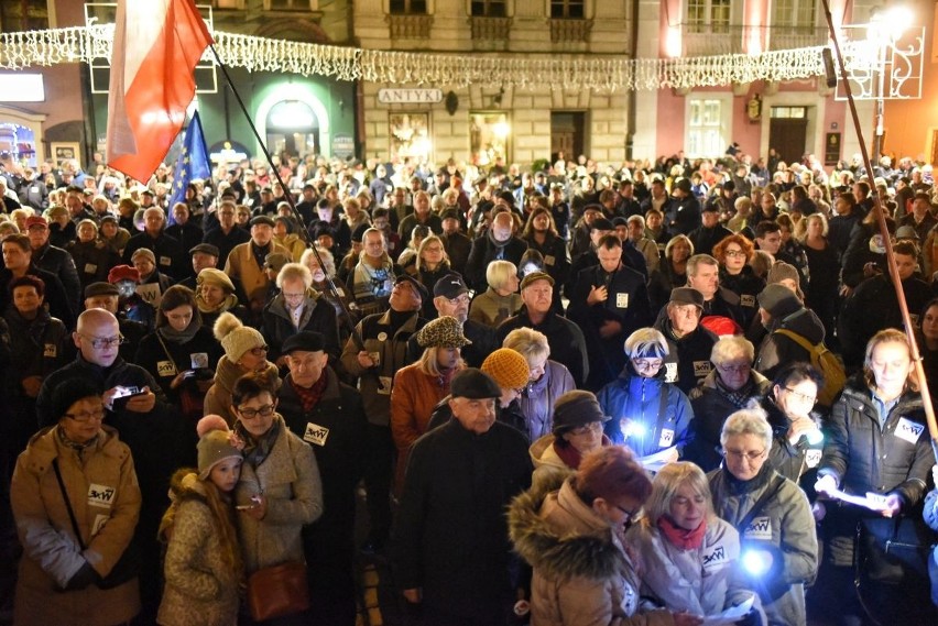 Tym razem Łańcuch Światła odbył się na Starym Rynku....