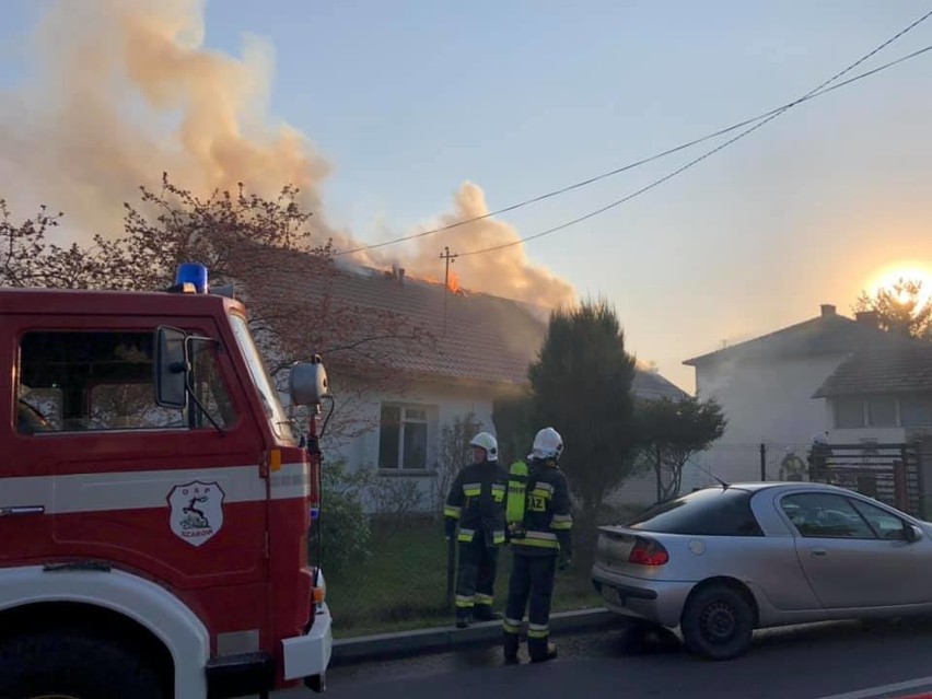 Pożar zniszczył dwurodzinny dom w Dąbrowie. Trwa zbiórka...