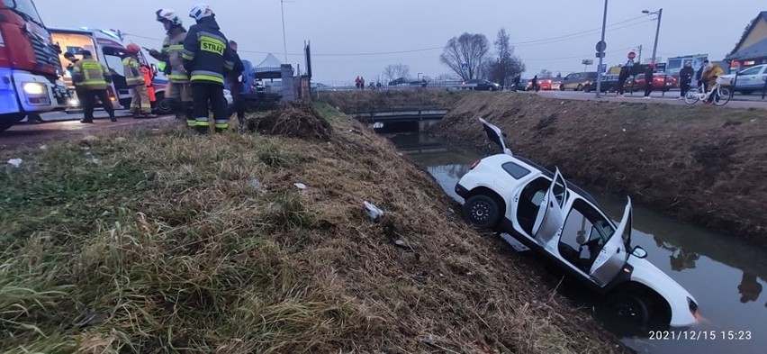 Samochód osobowy wypadł do rzeki Drwinki, kierowca został...