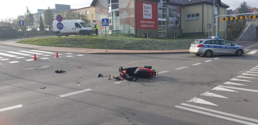 Wypadek na skrzyżowaniu w Miastku. Ranny został motorowerzysta (wideo, zdjęcia)