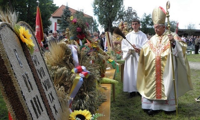 Kardynał Glemp podczas eucharystii poświęcił ziarno na zasiewy oraz okazałe wieńce przygotowane przez rolników ze wszystkich sołectw.