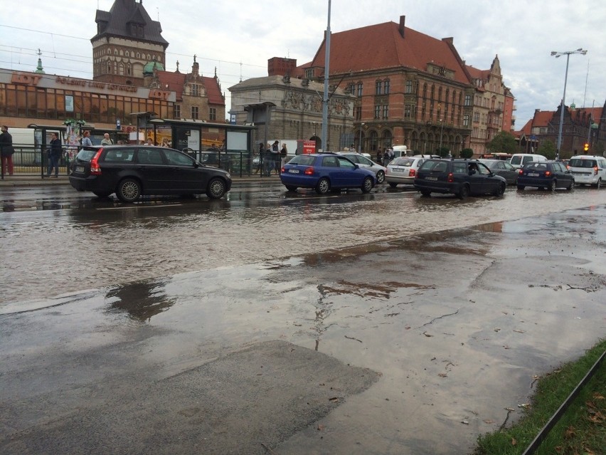 Woda zalała Podwale Grodzkie w Gdańsku i wlała się do tunelu