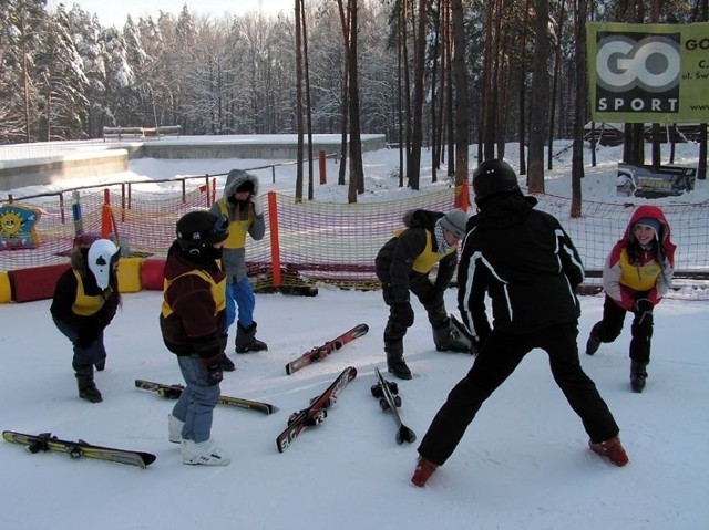 Dzieci z Kielc podczas ferii licznie uczestniczyły w zajęciach nauki jazdy na nartach na &#8222;Stadionie&#8221;.