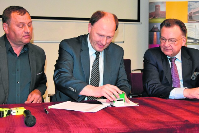 Od lewej: Maciej Stoliński, Marian Kmieciak i Adam Struzik podpisują umowę,