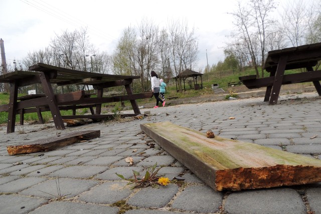 Tereny rekreacyjne pomiędzy ul. Olsztyńską i Przeskok są zdewastowane. Nie wiadomo, kto jest zarządcą