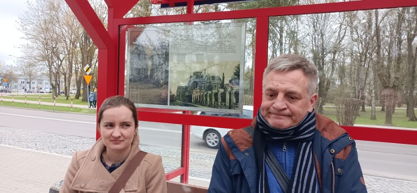 Joanna Szmidt-Bura i Marek Tyszkiewicz przy przystanku...