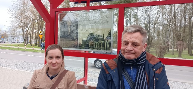 Joanna Szmidt-Bura i Marek Tyszkiewicz przy przystanku historycznym przypominającym dzieje konki