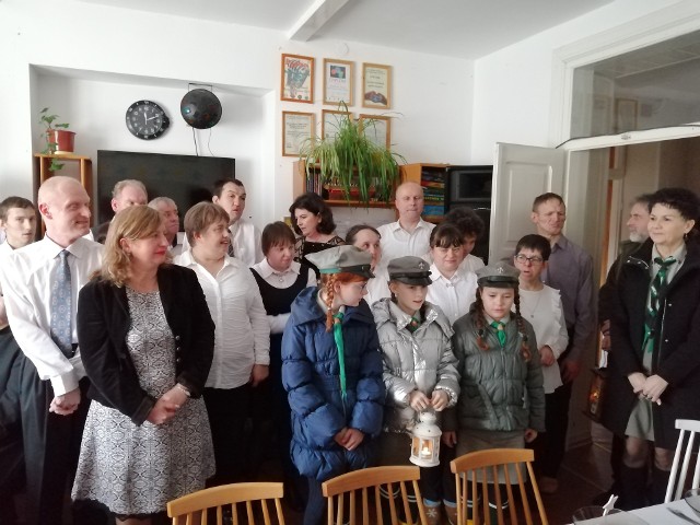 Harcerze przekazali Betlejemskie Światło Pokoju podopiecznym Warsztatów Terapii Zajęciowej w Busku - Zdroju podczas uroczystej Wigilii.