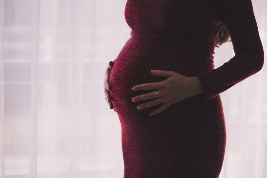 Objawy ciąży to nie tylko nudności i zawroty głowy.