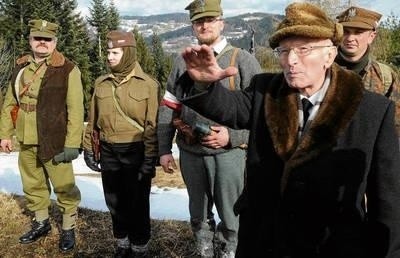 Major Antoni Tomiczek z członkami Grupy Rekonstrukcji Historycznej "Podhale w ogniu" w Szczawie, gdzie w grudniu 1944 r. spadł ostatni wykonany przez niego zrzut pomocy dla AK, luty 2008 r. FOT. WOJCIECH MATUSIK