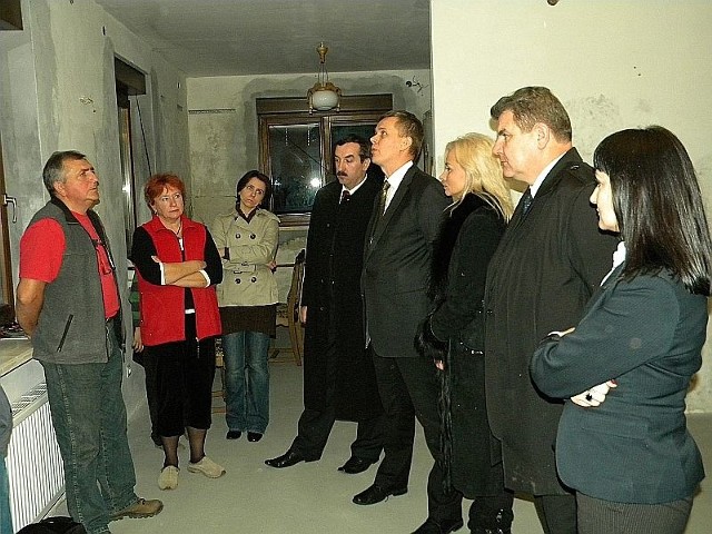 Wiceminister spraw wewnętrznych i administracji Tomasz Siemoniak (piąty z lewej) odwiedził w środę powodzian z tarnobrzeskiego osiedla Wielowieś.