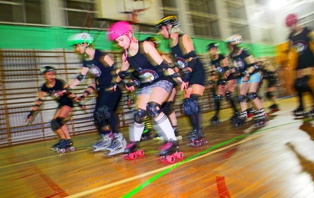 Dziewczyny z drużyny Bad To The Bone starają się trenować roller derby przynajmniej raz w tygodniu. Jednak, jak mówią, w Poznaniu nie ma idealnej sali, by trenować jazdę na wrotkach czy rolkach