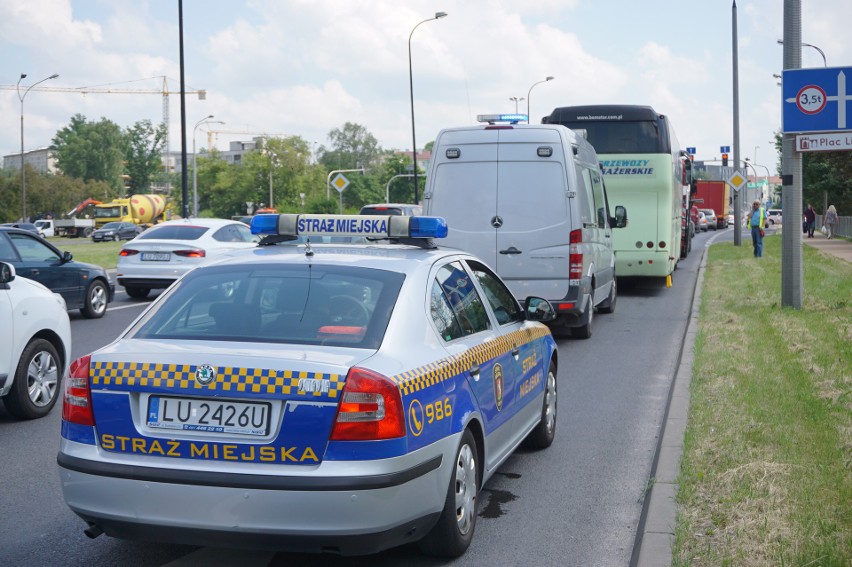 Autokar uległ awarii na al. Solidarności w Lublinie i blokował ruch