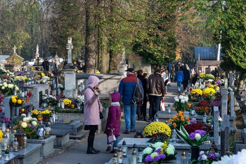 Wszystkich Świętych w dobie koronawirusa. Co trzeba...