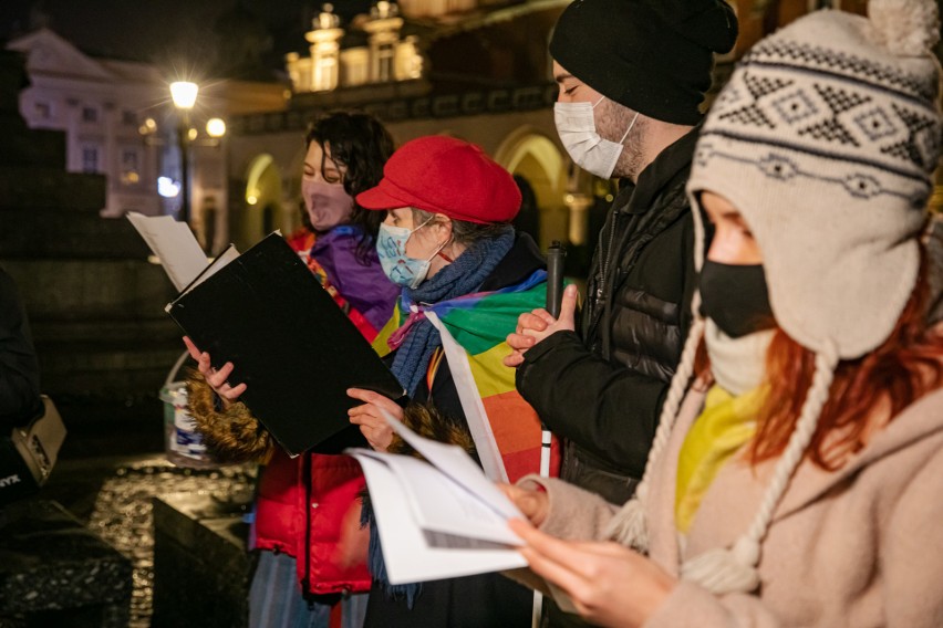 Kolędowanie Strajku Kobiet na Rynku Głównym. "Wyśpiewaj sobie wolność" [ZDJĘCIA]