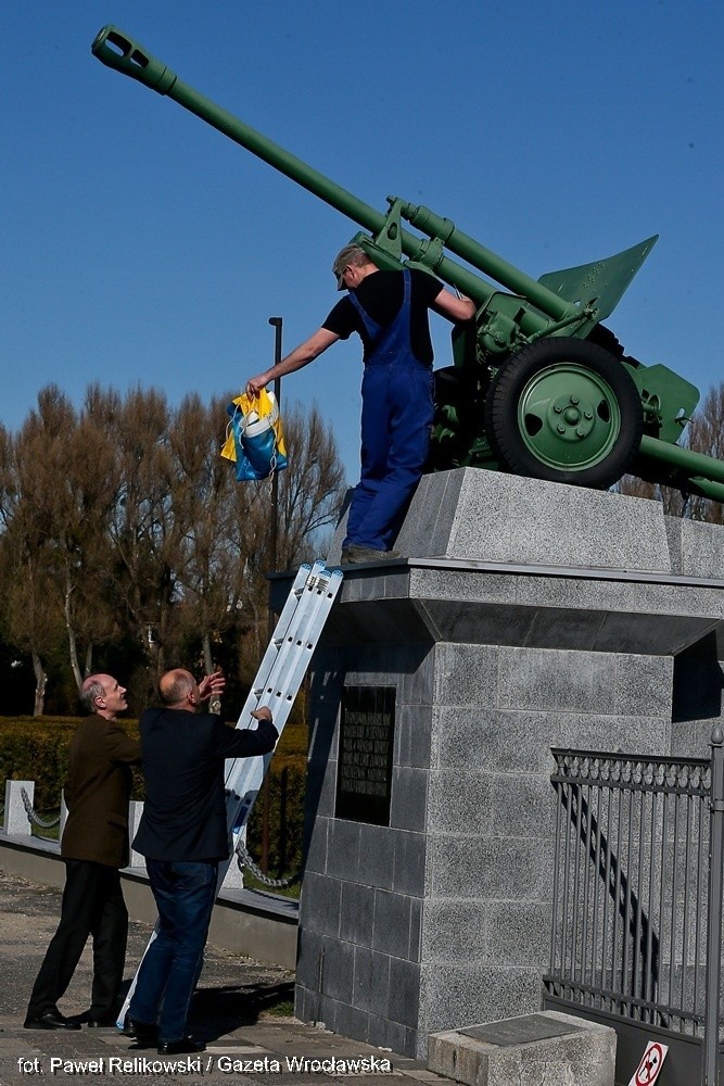 Wrocław: Flagi Ukrainy na radzieckich czołgach. Urzędnicy kazali je zdjąć