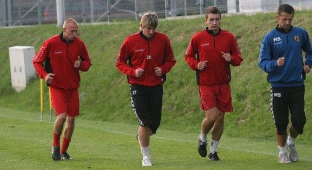 Na poniedziałkowym treningu, od lewej: Piotr Gawęcki, Jacek Kiełb, Michał Michałek ćwiczyli indywidualnie z trenerem Mariuszem Skutą.