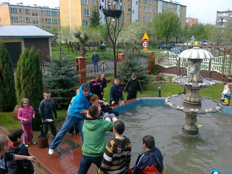 Tak młodzież obchodzi Lany Poniedziałek na osiedlu Ludwików...