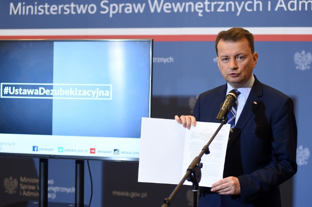 Szef MSWiA Mariusz Błaszczak prezentuje założenia ustawy deubekizacyjnej. Została uchwalona 16 grudnia ubr.