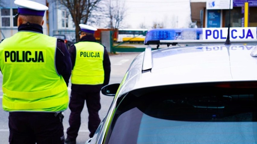 Białystok. Wzmożone patrole policji na ulicach i drogach. Funkcjonariusze sprawdzają, czy ludzie stosują się do zaleceń [ZDJĘCIA]
