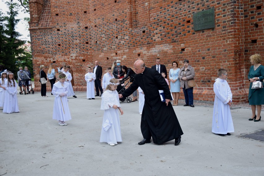 Część dzieci z parafii św. Mateusza Apostoła w Nowym Stawie przystąpiła do pierwszej w powiecie Komunii Świętej