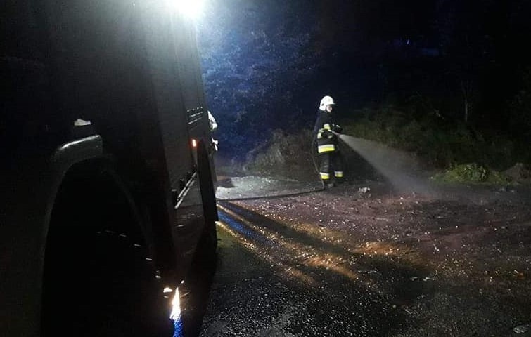 Koszary. Strażacy z Limanowej i druhowie OSP z Łososiny Górnej zostali obrzuceni kamieniami w czasie interwencji na romskim osiedlu