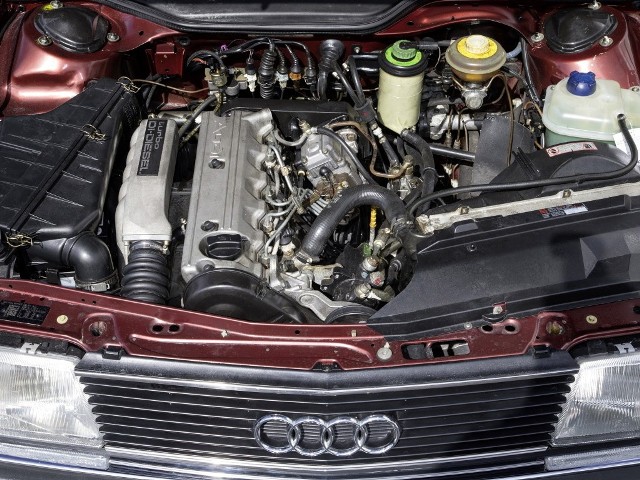Ten głośny klekoczący Diesel został zbudowany, by pracować jeszcze długo po tym, gdy noszące go nadwozie zniszczy rdza. Pięciocylindrowy turbodiesel zaprojektowany w 1989 roku jako jednostka dla Volkswagena Transportera T4 (88-151 KM) oraz Volkswagena LT, znalazł zastosowanie w Audi 100 (116-140 KM) i późniejszym A6.Fot. Audi