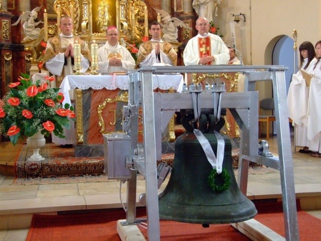 Dzwon witali wczoraj miejscowi księża na czele z biskupem Andrzejem Czają.