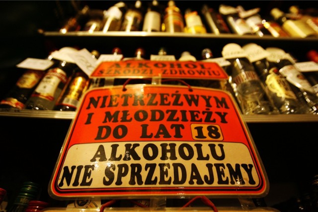 Takie tabliczki można spotkać wszędzie, gdzie sprzedaje się alkohol. Nie wszędzie jednak ich treść jest zgodna z prawdą.