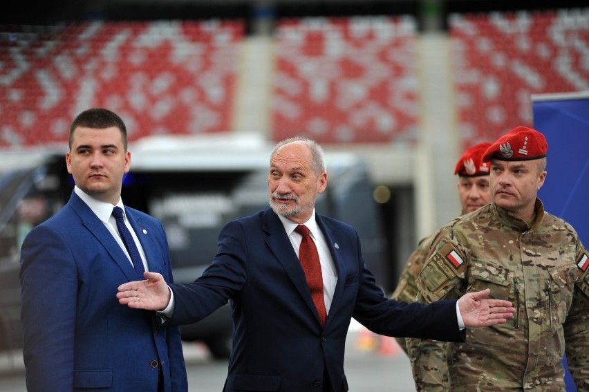 Bartłomiej Misiewicz jako rzecznik Ministerstwa Obrony...