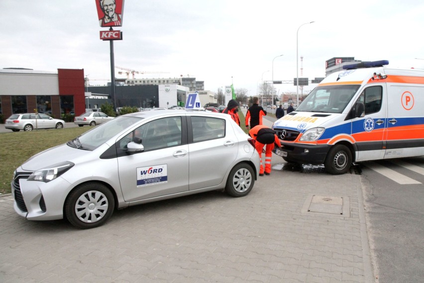 Wypadek podczas egzaminu. Karetka uderzyła w samochód nauki jazdy