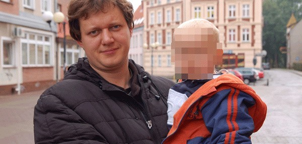 Iwan Łukaszewicz z synem Antosiem w Szczecinku czeka na decyzję sądu, czy ma go zwrócić matce. 