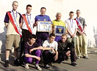 Bokserzy i trenerzy Narwi z trofeami wywalczonymi w Gorzowie Wielkopolskim