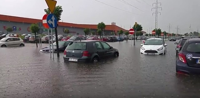 Na parkingu przed centrum handlowym M1 w Czeladzi powstało ogromne zalewisko. Samochody sa podtopione po burzy