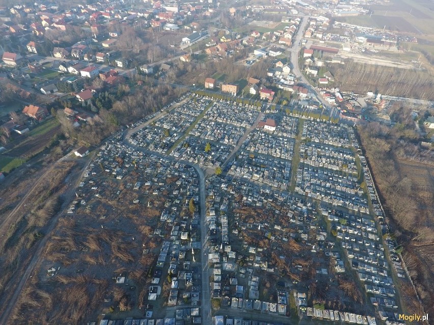 Cmentarz parafialny w Skalbmierzu widziany z lotu ptaka.
