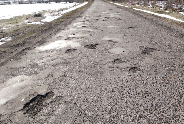 Kierowcy od lat nie mogą doczekać się remontu drogi Juszkowy Gród-Jałówka